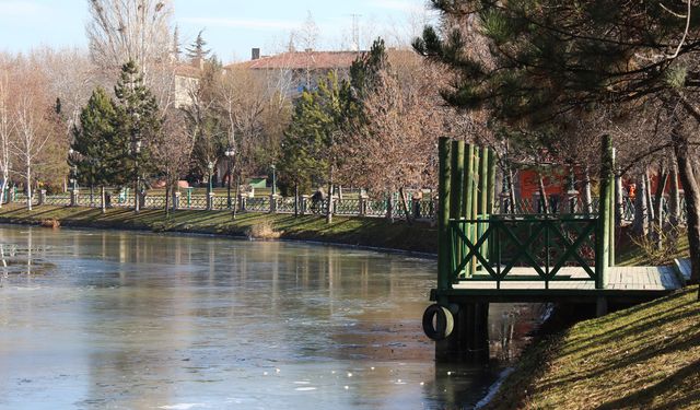 Porsuk Çayı’nın yüzeyi buz tuttu