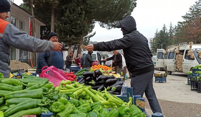 Sarıcakaya pazarında organik ürünler halkın beğenisine sunuluyor