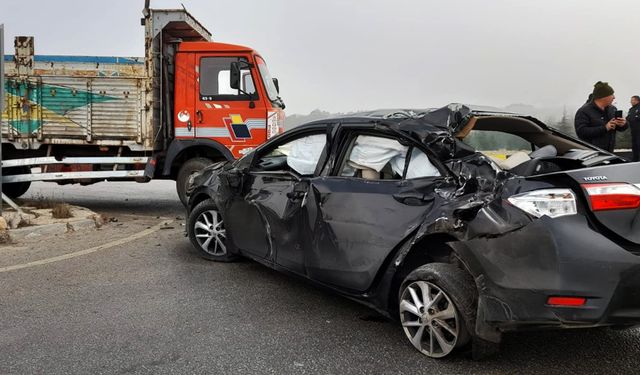 Belediye başkanının makam aracı ile kamyonet çarpıştı