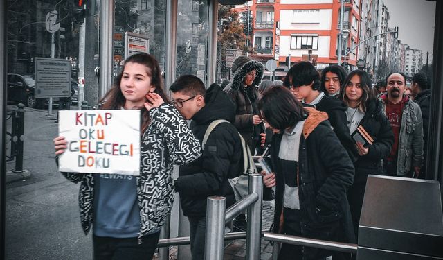 Tramvayda kitap okuma etkinliği