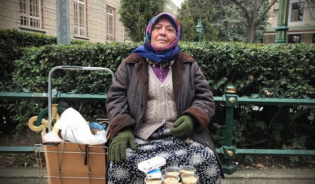 Gül teyze geçinebilmek için kuş yemi satıyor