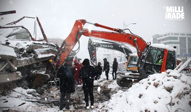 Deprem bölgesinde kar altında zamanla yarış (VİDEO HABER)