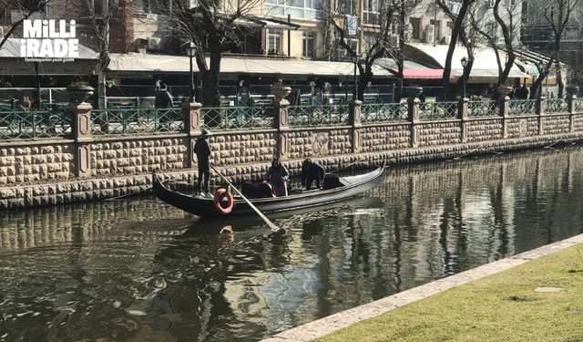 Sıcak havayı fırsat bilen vatandaşların gondol keyfi