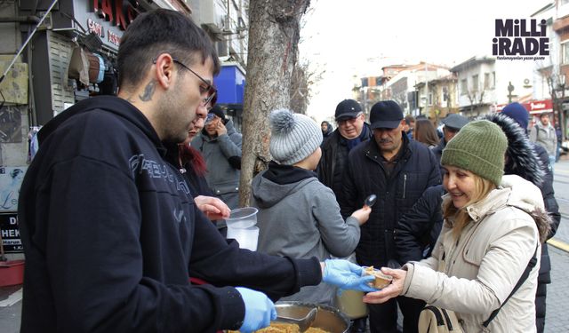 Hayatını kaybedenler için 10 bin kişilik helva dağıtıldı