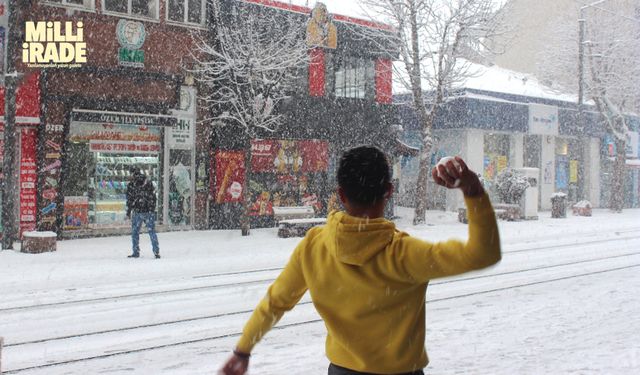 Eskişehir’de yılın ilk kartopu savaşı