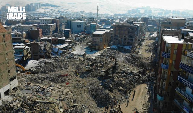 Malatya’da enkaz kaldırma çalışmaları havadan görüntülendi