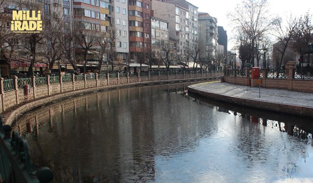 Porsuk Çayı yüzeyi buz tutmaya başladı