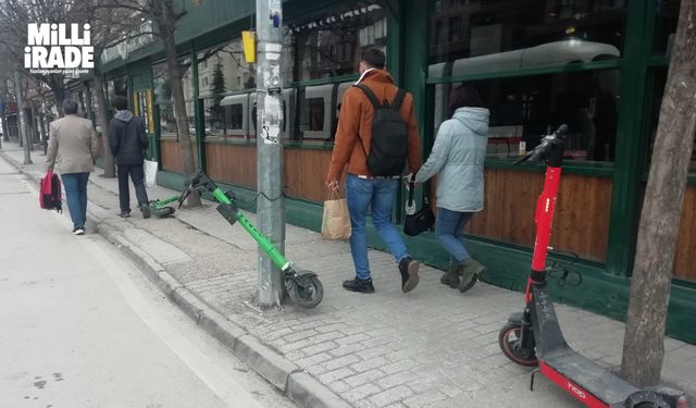 Özensizce park edilen scooterlar geçişi engelliyor