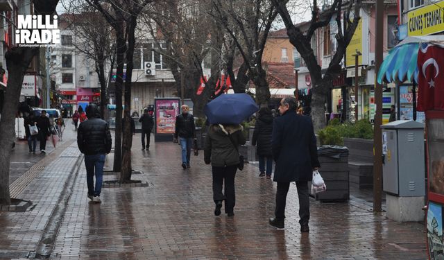 Eskişehir güne yağmurla uyandı