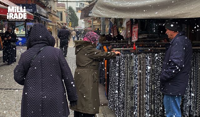 Karlı ve soğuk havaya rağmen alışverişe devam ettiler