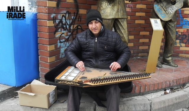 Kanun melodileriyle insanların içini ısıtıyor