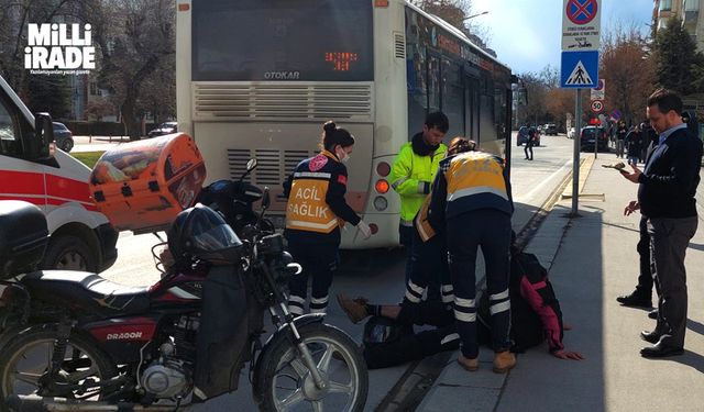 Motosikletli kurye otobüse arkadan çarptı