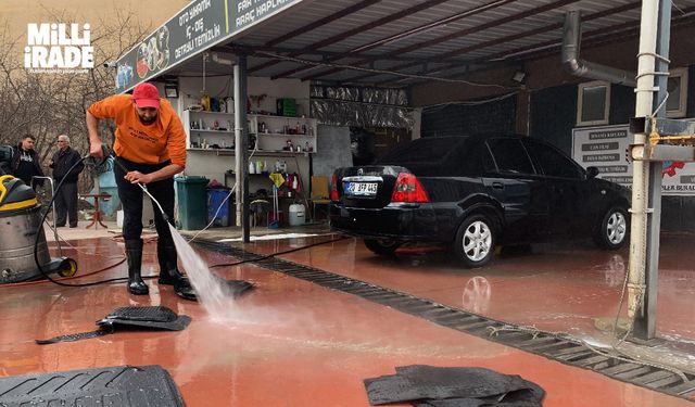 Araçlardaki depremin tozlu izlerini ücretsiz temizliyor