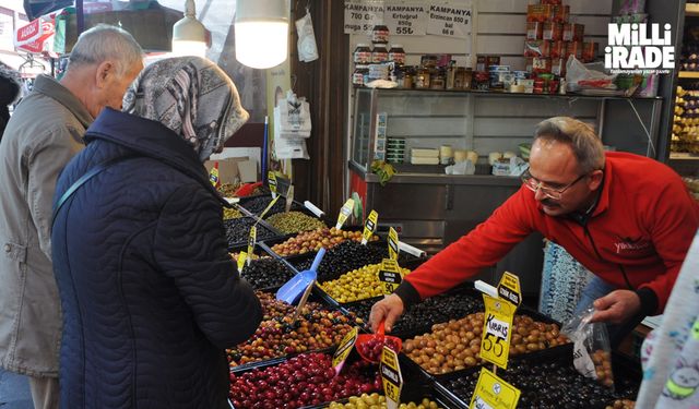 Alışveriş yapan vatandaşlar zeytine hücum etti