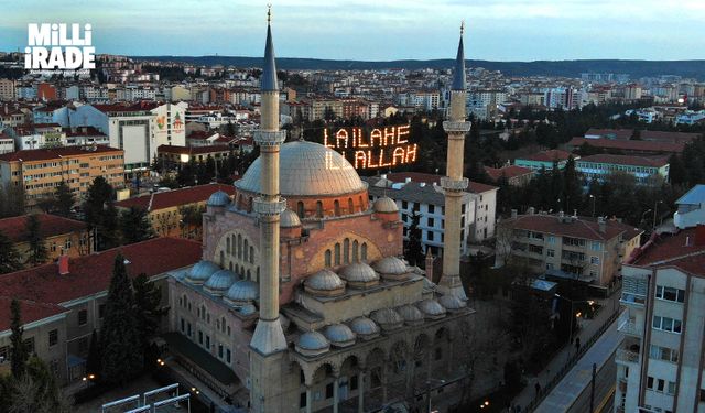 Reşadiye Camii’nin geleneksel mahyası yerini aldı (VİDEO HABER)