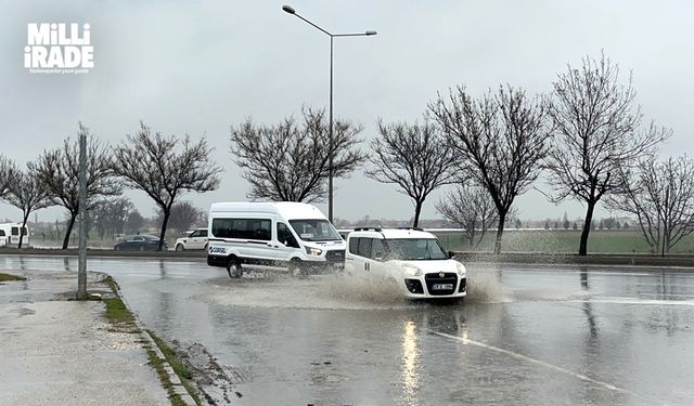 Su birikintileri araç sürücülerine zor anlar yaşadı