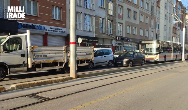 Tramvay yolundaki kaza ulaşımı aksattı