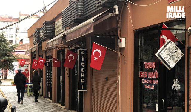 Eskişehir’de dükkânlar Türk bayraklarıyla donatıldı