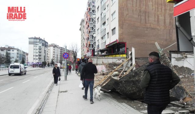 Rüzgârın etkisiyle devrilen tahta duvarlar kaldırılmayı bekliyor