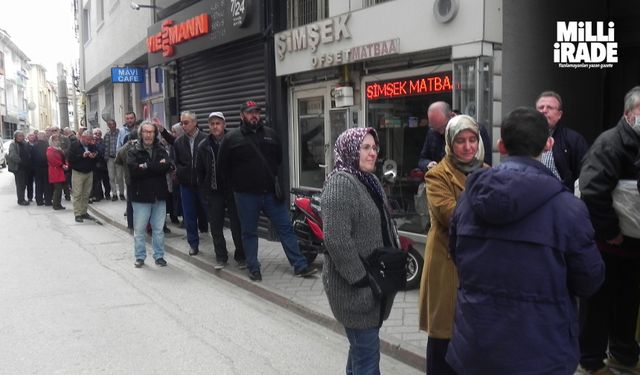 Metrelerce uzayan baklava kuyruğu görenleri şaşırttı (VİDEO HABER)