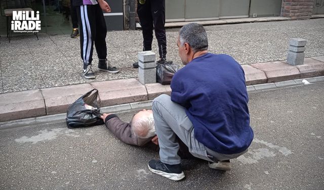 Vatandaş bir anda yere yığıldı, ilk müdahaleyi sokak esnafı yaptı