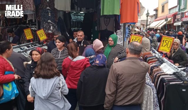 Kadın kıyafetleri satan mağazalarda alışveriş yoğunluğu daha fazla