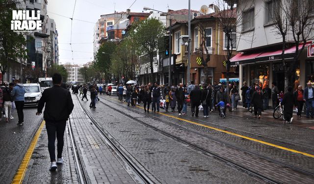 Eskişehir'de vatandaşlar yağmura hazırlıksız yakalandı