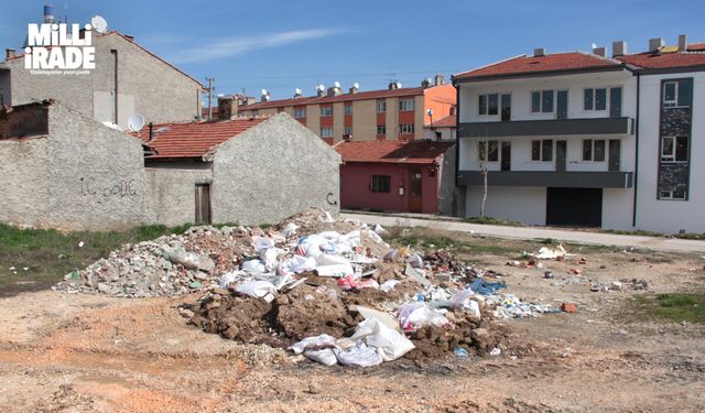 Mahalle halkı boş arazilere moloz dökümünden şikâyetçi