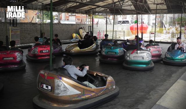 Aileler bayramda alışveriş merkezi ve lunaparkın yolunu tuttu