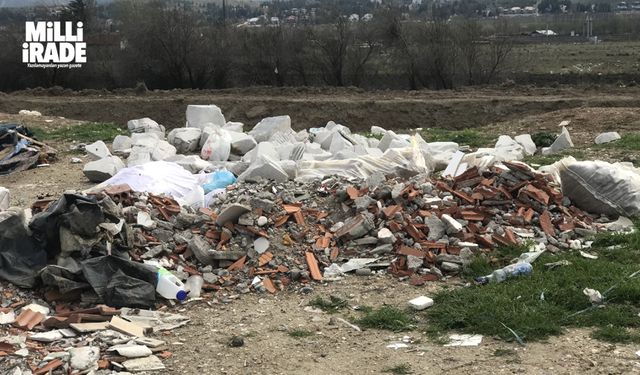 Yol kenarına bırakılan molozlar çevre kirliğine sebep oldu