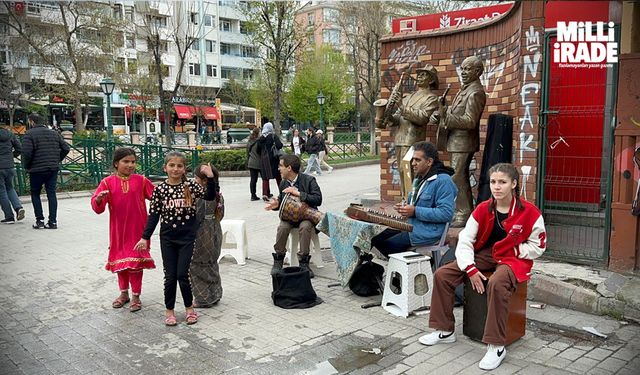 Sokak sanatçıları çaldı çocuklar gönüllerince dans etti