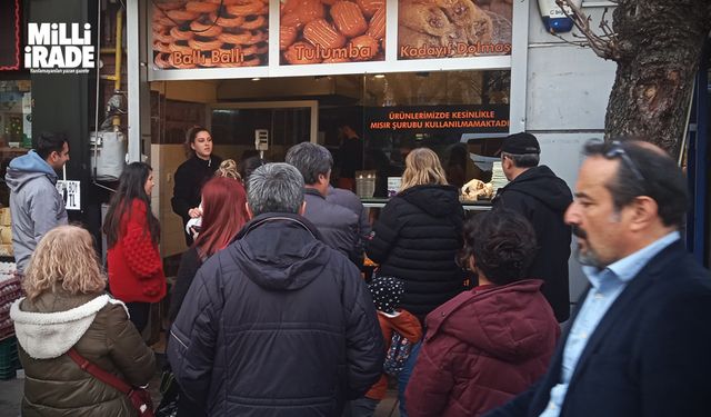 Meşhur tatlıcıda iftar kuyruğu