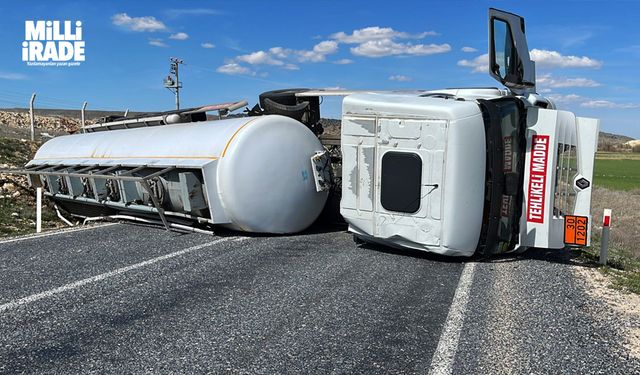 Yan yatan tanker Seyitgazi yolunu kapattı