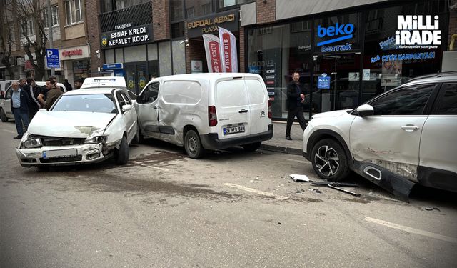 Direksiyon hakimiyetini kaybeden sürücü park halindeki 2 araca çarptı