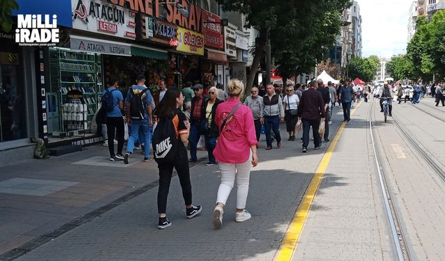 Yağışsız havayı fırsat bilen vatandaşlar sokaklara akın etti