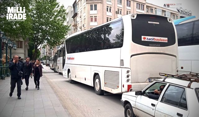 Metrelerce uzayan tur otobüsleri trafiği sıkıştırdı