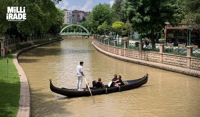 Porsuk Çayı’nın rengi gondol seferlerine egzotik bir hava kattı