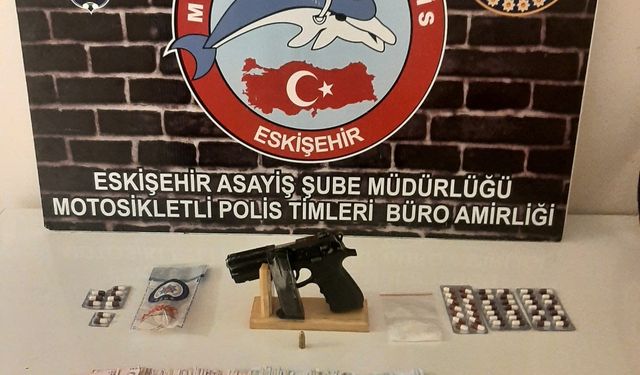 Uyuşturucu ve ruhsatsız silah ele geçirildi