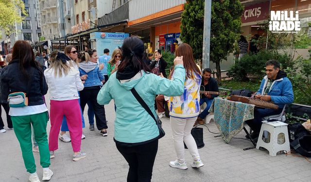 Sokak müzisyenleri çaldı, onlar oynadı