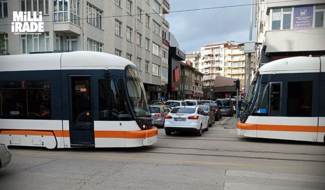 Duyarsız sürücüler tramvay geçişlerine engel oldu