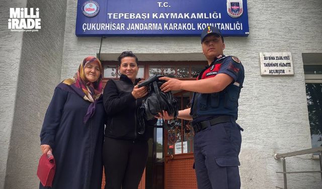 Mezarlıkta unuttuğu çantasını jandarma teslim etti