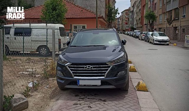 Kaldırımda parkın önüne geçilemiyor