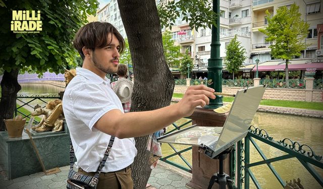 Sulu boya tekniği kullanarak manzara resimleri çiziyor