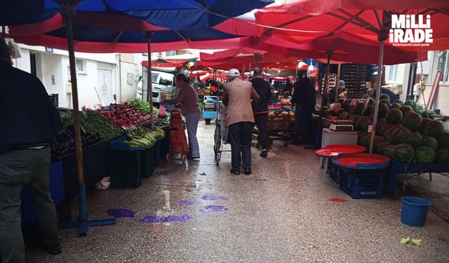 Aşırı yağışlar tezgahlardaki meyve ve sebzeyi etkiliyor