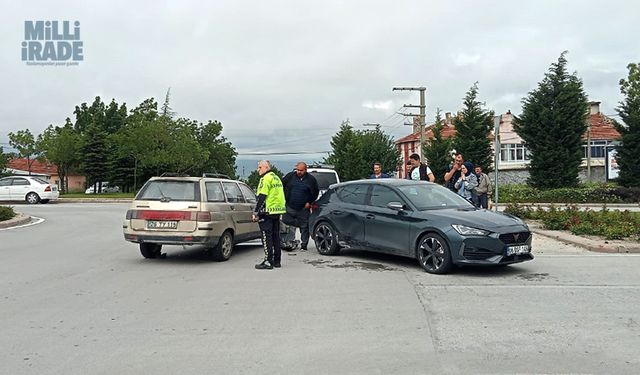 Eskişehir'de iki otomobil çarpıştı