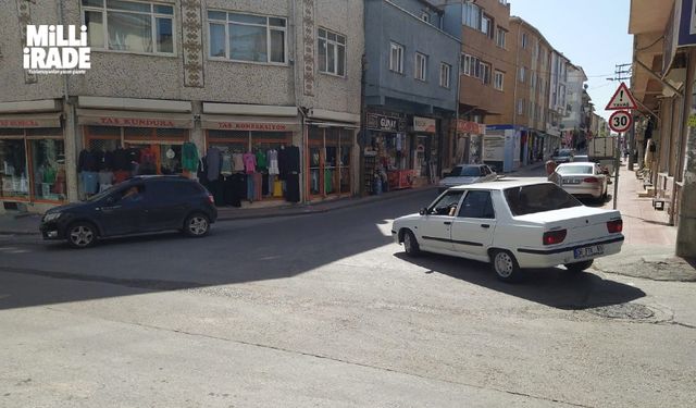 Trafik lambası olmayan cadde kazaya davetiye çıkarıyor