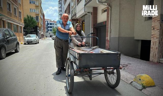 Eşini hergün 3 tekerlekli bisikletle taşıyor