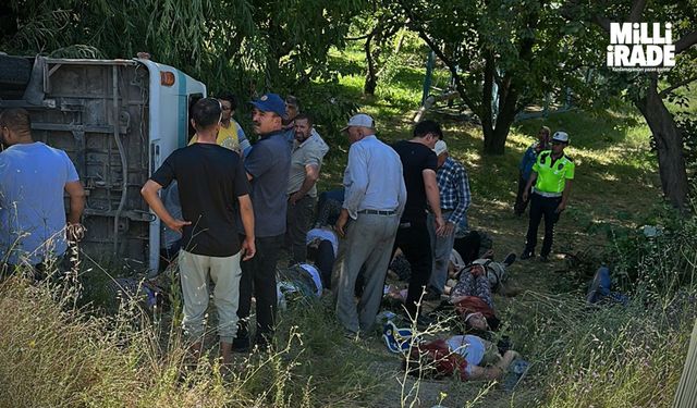 Afyonkarahisar'da minibüs devrildi: 8 ölü (VİDEO HABER)