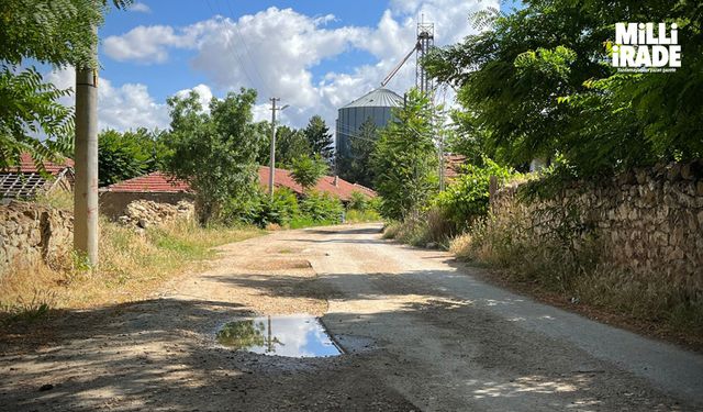 Uzun yıllardır asfalt dökülmeyen yollar mahalleliyi mağdur ediyor