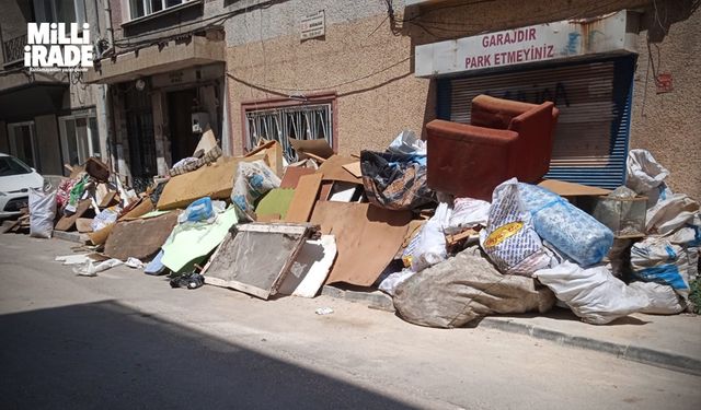 Kaldırım çöp yığınıyla kaplandı